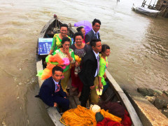 Chú rể mặc áo mưa đi ghe vượt lũ đón cô dâu trong đám cưới ở Bình Định