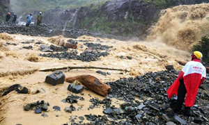 Đang chạy xe máy, đôi nam nữ bị nước trên núi hất xuống vực sâu