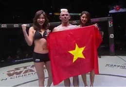 Võ sĩ Pháp giơ cao quốc kỳ Việt Nam sau chiến thắng ấn tượng ở ONE FC