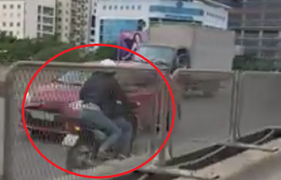 Hai cô gái phóng xe máy vun vút, đi ngược chiều trên đường cao tốc