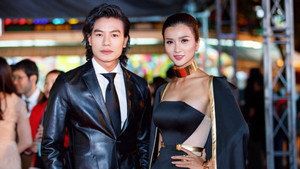 Hết tay trong tay, Hiếu Nguyễn lại ân cần đỡ váy cho Kim Tuyến trên thảm đỏ