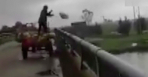 Người đàn ông trút cả xe rác xuống sông ở Hà Tĩnh nhận cái kết không ngờ