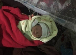 Bé gái sơ sinh còn nguyên dây rốn bị bỏ rơi bên bờ suối giữa trời giá rét