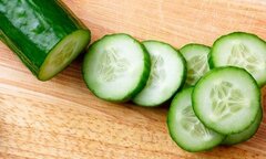 'Tròn mắt' xem màn biểu diễn thái dưa chuột thành 'tờ giấy' của đầu bếp khéo tay