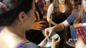 Fan Việt rút ATM 16 triệu đồng mua vé xem MAMA giờ chót