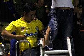 Video: Xe cứu hỏa giải cứu CĐV Thanh Hóa bị cọc sắt đâm xuyên chân