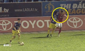 Video: Văn Quyết giật cùi chỏ vào mặt bạn thân Nghiêm Xuân Tú