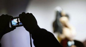 Kẻ biến thái trói bé gái 14 tuổi, chụp ảnh khỏa thân rồi tống tiền