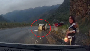 Hành động tuyệt vời của cặp vợ chồng trước cảnh lật ô tô gây bão mạng