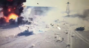 Video: Xe bom tự sát lao vào xe tăng nổ tan tành bất chấp mọi hỏa lực