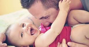 Clip: Chết khiếp với những kiểu chơi cùng con 'không giống ai' của bố