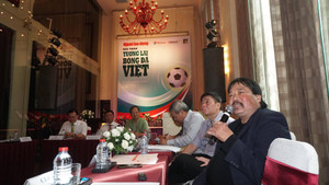 Cựu còi vàng Dương Mạnh Hùng: 'Trọng tài Việt không được làm đúng'