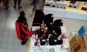 Clip: Ông bố vừa bế con, vừa trộm loa mini trong siêu thị