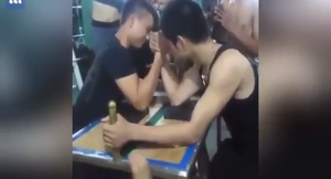 Báo Anh: 2 thanh niên Việt Nam vật tay bị gãy rùng rợn