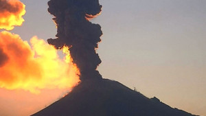 Clip: Khoảnh khắc núi lửa phun trào khủng khiếp ở Mexico