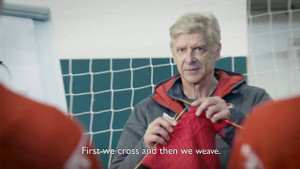 Video: HLV Wenger dạy cầu thủ Arsenal đan áo len trước đại chiến MU