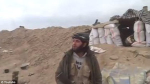 Video: Đang ăn mừng, khủng bố bị đạn pháo nã trúng người