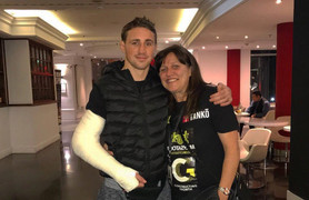 Video: Võ sĩ MMA gãy xương tay vẫn hạ đo ván đối thủ bằng đòn hiểm