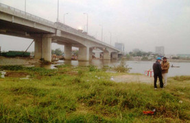 Đánh bạc bị công an ập tới bắt quả tang, con bạc nhảy sông chết đuối