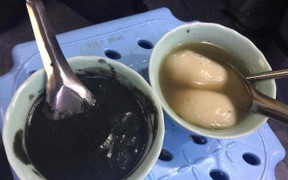 Clip: Chờ đợi ăn bánh trôi tàu nhà cố nghệ sĩ Phạm Bằng