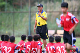 HLV Minh Chiến khiến lò đào tạo của Ryan Giggs ‘ôm hận’