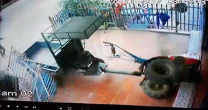 Clip: Công nông lao như tên bắn, tông sập cổng nhà dân ở Thái Nguyên