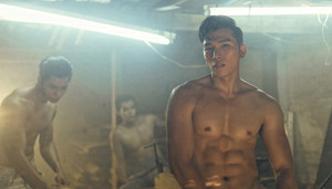 Nam vương Ngọc Tình khoe body nóng bỏng