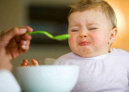 Cảnh báo: Con mắc trăm bệnh chỉ vì mẹ hay bón cơm