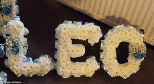 Ôm con 8 ngày tuổi ngủ quên trên ghế, mẹ bàng hoàng tỉnh dậy khi con đã tắt thở