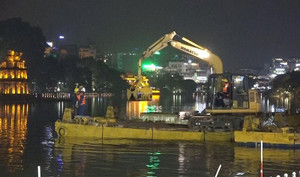 Video: 200 công nhân làm việc xuyên đêm nạo vét Hồ Gươm