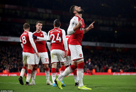 Hàng công đắt giá ghi bàn, Arsenal thắng đậm Huddersfield