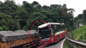 Clip: Xe khách vượt ẩu kiểu 'giết người' trên đường đèo ở Đà Lạt