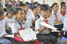 Chương trình học bổng STF – Phạm Phú Thứ trao tặng 120 suất học bổng cho học sinh tỉnh Hậu Giang và Hà Nam