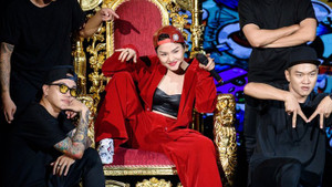 Sau scandal cãi nhau như chợ búa, Miu Lê 'chế' lời bài hát đả kích Dương Cầm