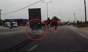 Clip: Xe máy sang đường kiểu tự sát, container phanh cháy lốp, lao sang làn đường ngược chiều