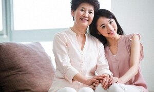 Đưa tiền cho mẹ chồng giữ hộ cũng là để tiết kiệm, sao chị em cứ phản đối ầm ầm?