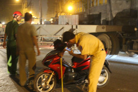 Xe container tông xe máy, hai người thương vong