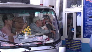 Video: Tài xế 'chơi chiêu' tiền lẻ, tiền chẵn khiến BOT Cai Lậy xả trạm, cẩu xe