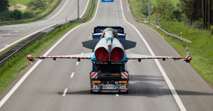 Mê tín, Bí thư huyện đặt chiến cơ giữa đại lộ để thăng tiến nhanh