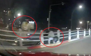 Clip: Cố né cảnh sát, thanh niên đầu trần đi xe máy nằm vắt vẻo trên dải phân cách