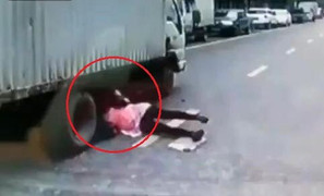 Cô gái ngã vào gầm xe tải, may mắn thoát chết trong gang tấc