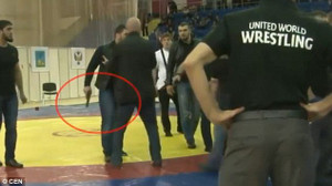 Video: Cậu chủ thua đấu vật, vệ sỹ rút súng đòi xử nhà vô địch ngay trên sàn