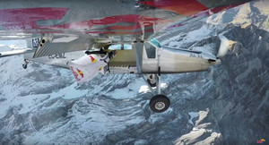 Video: Hai người Pháp bay lượn, lao thẳng vào máy bay giữa không trung