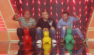 Trấn Thành, Trường Giang cùng nhóm MTV vất vả hát hit ‘Lạc trôi’