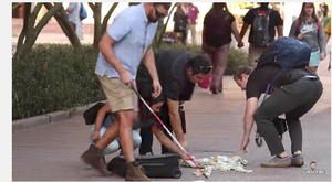 Video: Người đàn ông giả mù đánh rơi hơn 20 tỷ và cái kết không ngờ