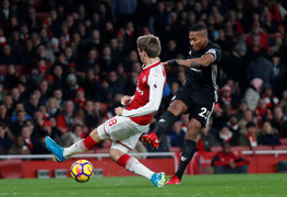 Hàng thủ thảm họa, Arsenal thua đậm MU ngay trên sân nhà