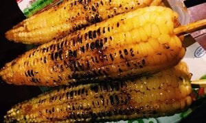 Video: Ngô khoai nướng thơm lừng bằng than tổ ong đẫm chất độc