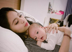 Vẻ đáng yêu của con trai hơn một tháng tuổi ca nương Kiều Anh