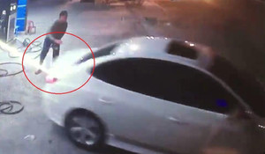 Clip: Tài xế ô tô 'quỵt' 900.000 đồng tiền đổ xăng ở Hà Nội