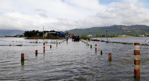 Thủy điện xả lũ, nhiều tuyến đường ở Phú Yên và Bình Định bị chia cắt